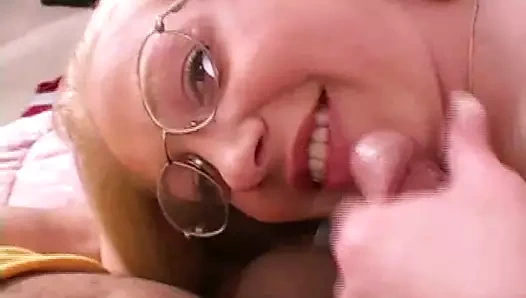 Handjob itibaren Slutty amatör sarışın adım anne içinde sıcak amatör porno 1
