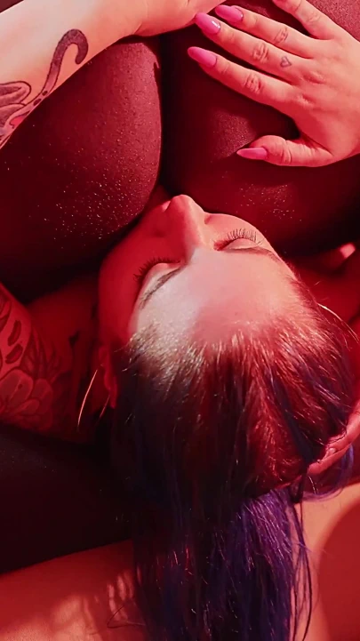 Semaj media gotik kız Ari Quinn ağzımı yalıyor, büyük zenci yarağım tarafından gırtlağına kadar sikiliyor ve yüzüne büyük bir boşalma