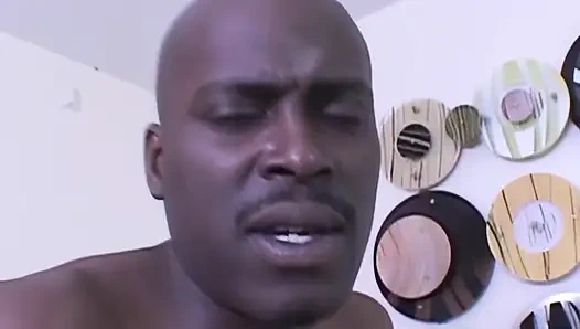 Sıradan bir kişi büyük penisin tadını çıkarır