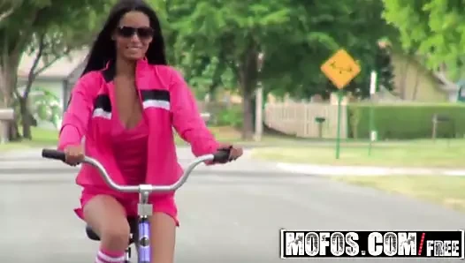 Sıcak cüruf adriana milano oynuyor ile kendini ve yanıp söner the