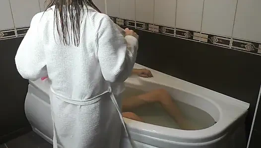 Ateşli banyoda yarak ve taşak em #cumshot yüzüne