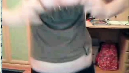 Kızlar dans ediyor ve sutyen gösteriyor