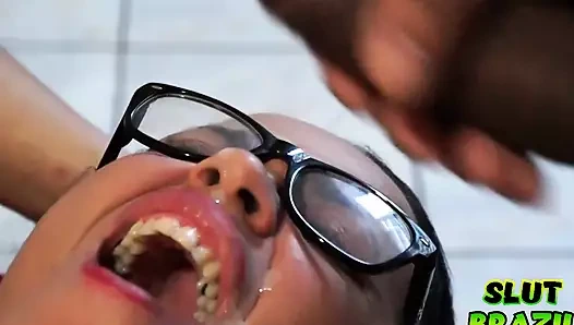 Lezzetli sürtük büyük bir yarakla deliklerini genişletiyor