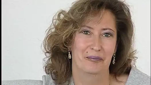 Reife Emma macht es sich auf der Dildocouch bis zum Hoehepunkt