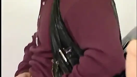 Sarışın hatun büyük bir dildo emiyor ve sonra dövmeli amına sokuyor