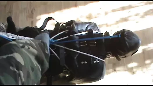 köle deli gömleğiyle hogtied