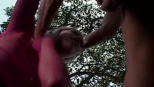 Büyük memeli sarışın bebek açık havada anal sikişiyor