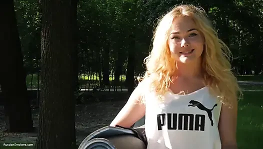 Seksi Rus kız sigara içiyor açık havada rahatlıyor