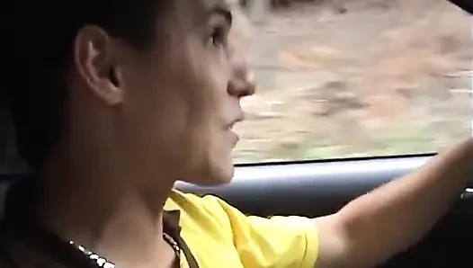 Avrupalı genç kız yol kenarında sikiliyor