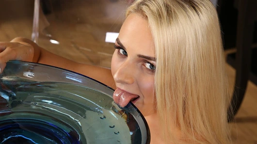 Sıcak sarışın pissing ve oynamayı durduramaz