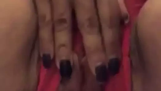 Milfy ve kırmızı kıyafet