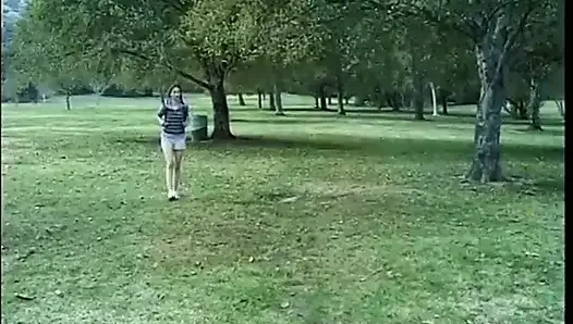 At kuyruklu üniversiteli kız hademeyi yalıyor ve sikiyor