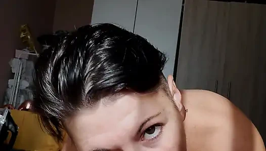 Sabah boşalmak için sakso çekiyor ve yutuyor