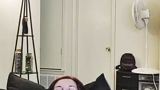 Güzel bebek parmaklarıyla mastürbasyon yapıyor ve büyük bir orgazm oluyor!