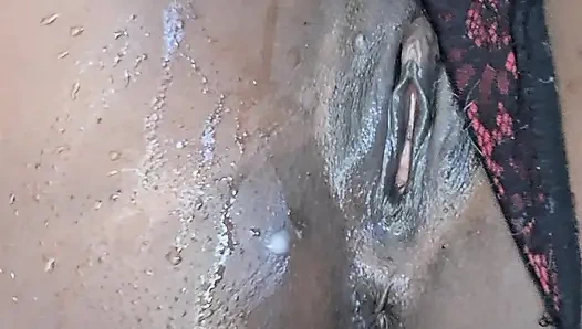 Büyük siyah dildosunu küçük amına sokmaya çalışıyor