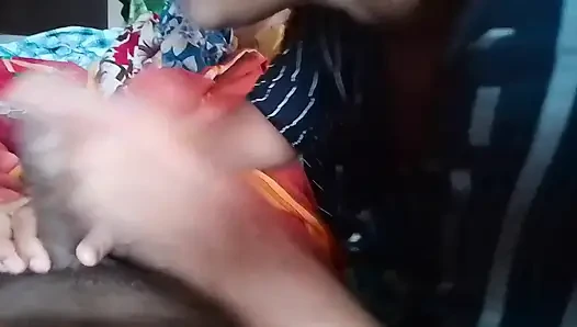 Hintli kız arkadaşının penisini ağzına sokuyor