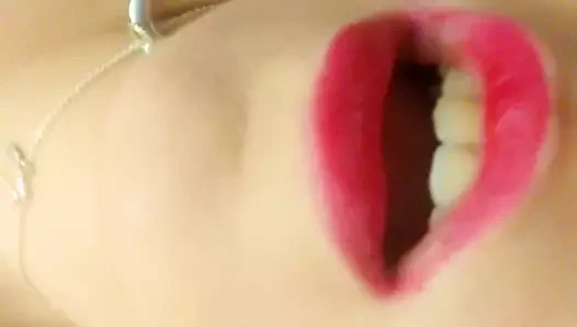 Kırmızı elbiseli evde nazik striptiz ve orgazmla mastürbasyon. yakın çekim