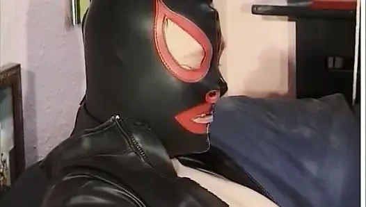 Çirkin ve şişman Alman travesti ateşli üçlü sakso çekiyor