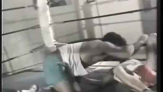 Ateşli yakışıklılar spor salonunda güreş maçı yapıyor