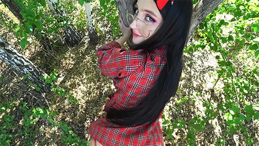 Ormanda bir yürüyüş cum yüz bakımı ile sona erdi - anny walker