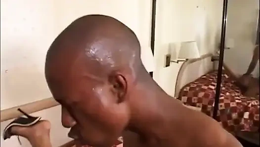 Büyük siyah yarakla siyah göte sarılıyor