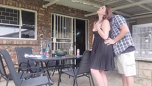 Üvey annemi arka bahçede siktiğime inanamıyorum