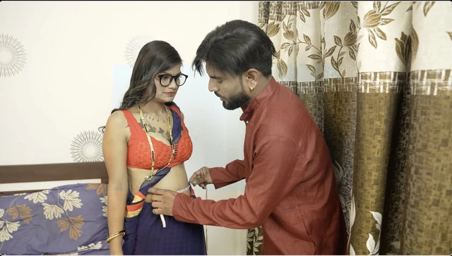 Портной пришел в дом, чтобы взять замеры.