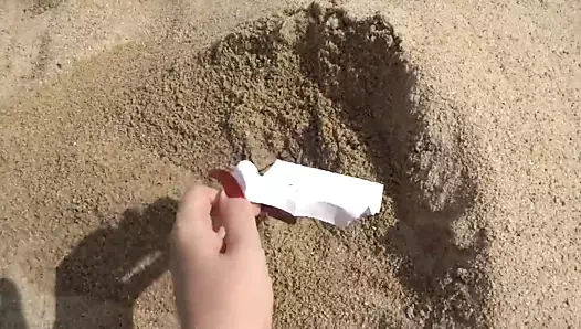 Çok uzun tırnakları gösteren Katiegodess