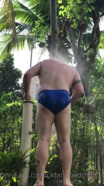 Mavi speedos, büyük vücut, su ve ağır çekim | Klip 1