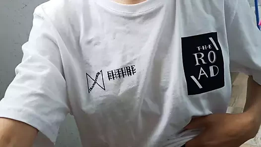 Güzel sürtük balkonda külotsuz sigara içiyor