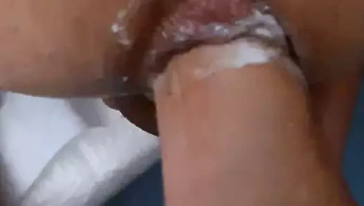 Elini göt deliğime bileğime kadar sokuyor