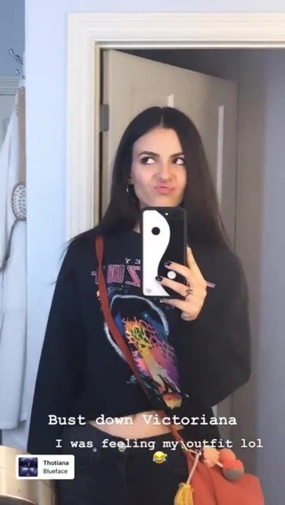 Siyah gömlek ve pantolonlu Victoria adaleti.