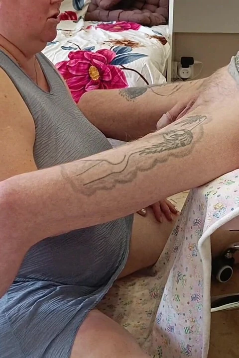 Karısı arkadaşı derin sakso çekiyor ve döl yutuyor