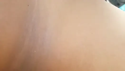 Patronumun yarağını emiyor, ağzımda olmasına bayılıyorum