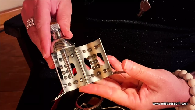 Домина-госпожа April - член дикобраза