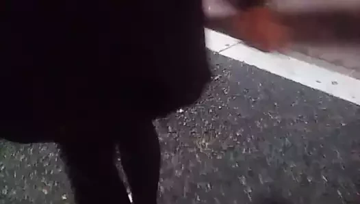 Yeşil tulumlu seksi koyu tenli kolejli kız