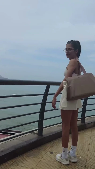 Öğle yemeği randevusunda Peru'da minik trans bebekle sikişiyor - bölüm 1/4