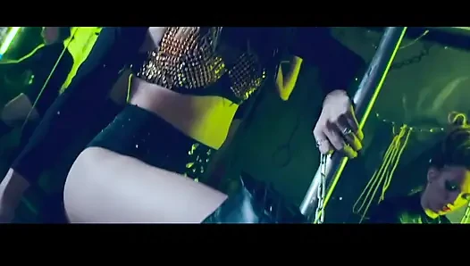 Lateks domme orta yaşlı seksi kadın köleyi ter içinde eziyor