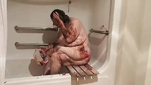 İri güzel kadın süt dağınık oynuyor ve sonra tamamen temiz bir şekilde yıkıyor!