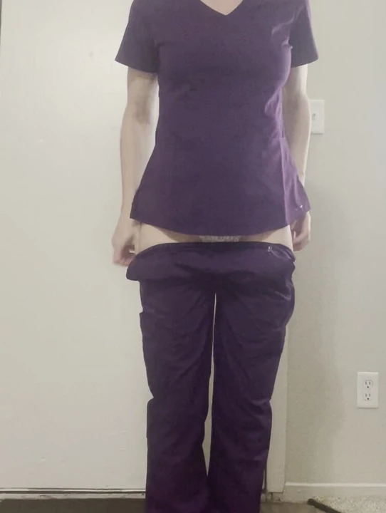 Медсестра расправляет ее задницу после работы