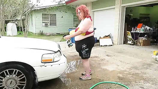 Seksi olgun iri güzel kızıl saçlı hemşire Vicki arabasını yıkıyor!