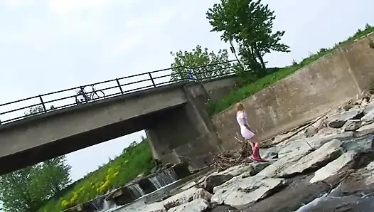 Sarışın nehirde dışarıda işiyor