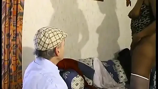 Bakımlı bir blackette sapık yaşlı bir adama amını sunuyor!