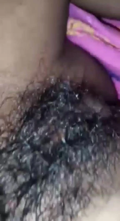 Индийская красивая девушка показывает волосатую киску