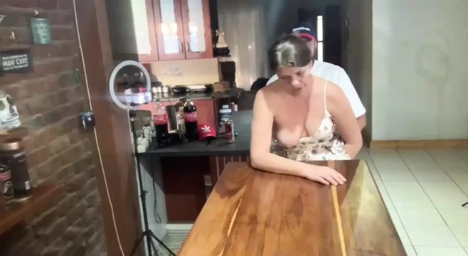 Mükemmel memeli bar kadını barında sert sikiliyor