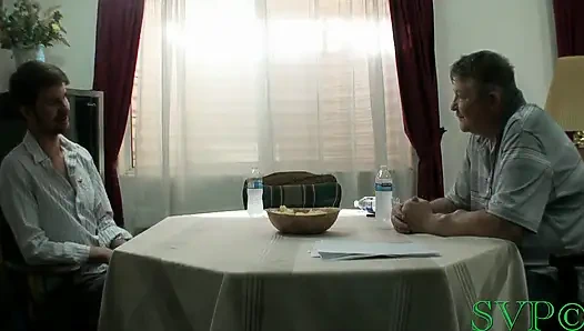 Ofisteki adam büyük memeli gilf sigara içen karımı sikiyor