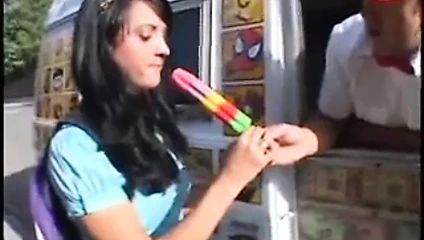 Esmer sürtük yaraklı dondurma alıyor