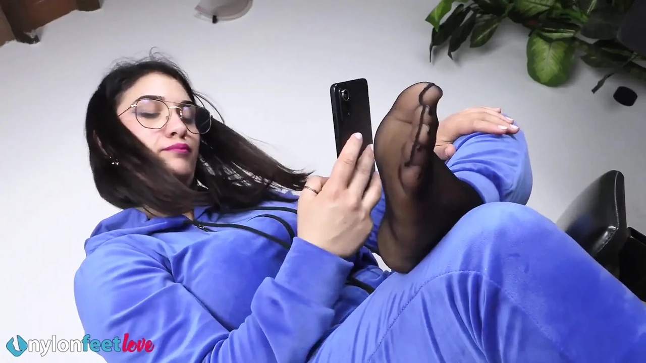 Curvy Beauty in Cotton Overall Pajamas Tease Gents with Her Scrumptious Feet