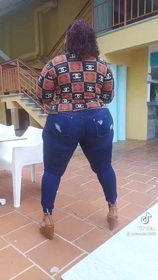 Big Latina with a big ass in tight jeans