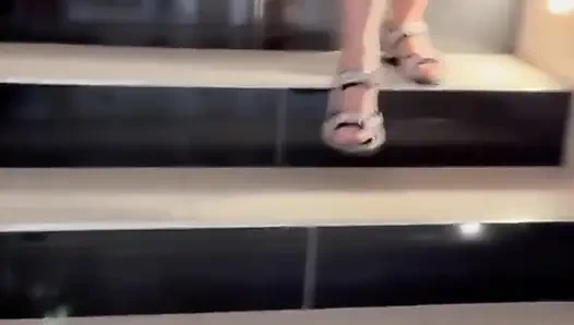 Yürüyen Çıplak Kız